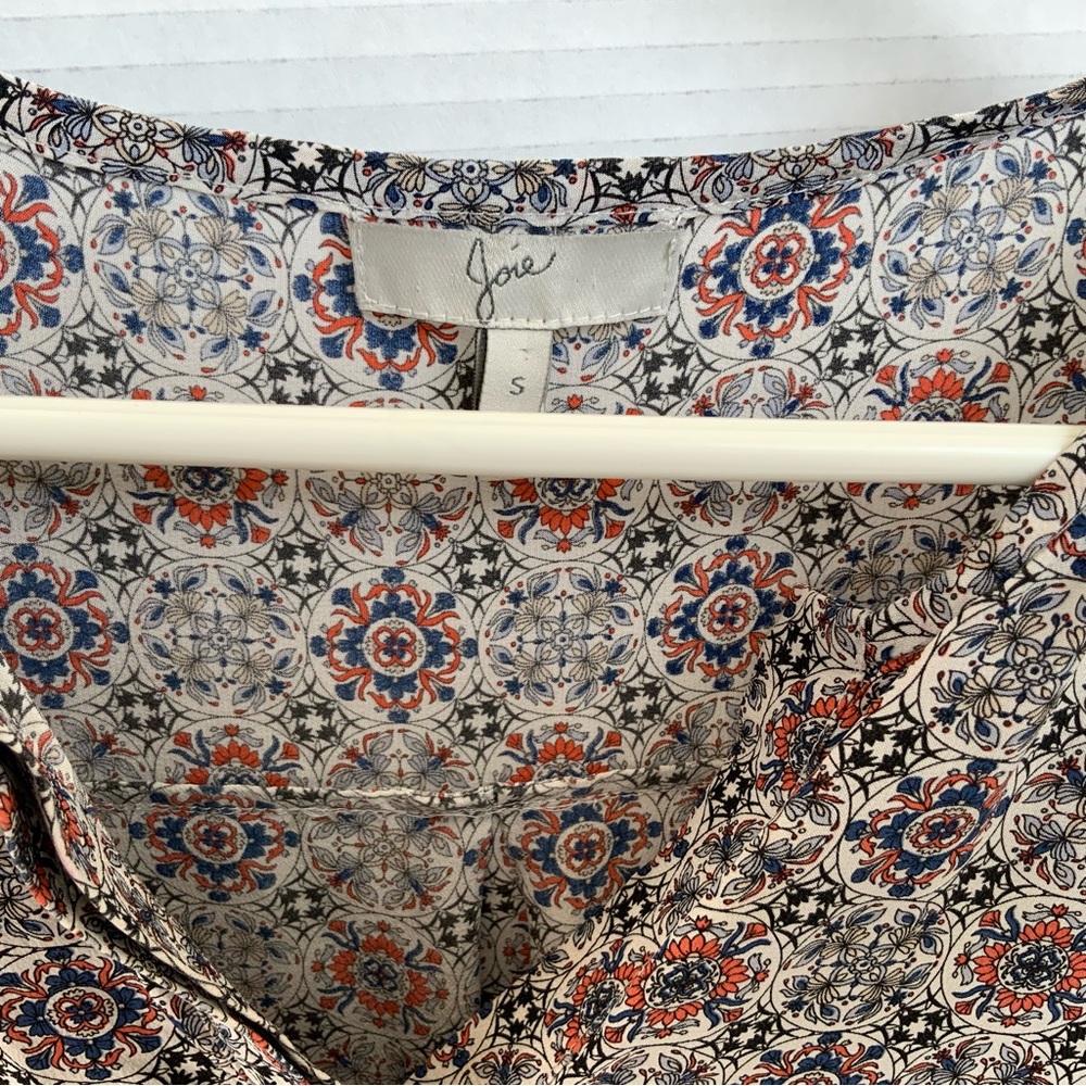 Joie Women's V-neck 100% silk long sleeve‎ button up blouse. Size small - Picture 3 of 9